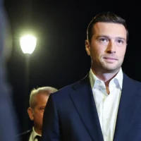 Jordan Bardella, président du parti d'extrême droite français Rassemblement National (RN), arrive à un événement organisé à l'occasion de la soirée électorale du Sénat français, à La Seyne-sur-Mer, dans le sud de la France, le 27 septembre 2026. (Crédit:Thibaud MORITZ/AFP)