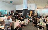 Sur cette photo de presse prise et obtenue le 30 septembre 2026, on voit des passagers du vol FZ1073 de flydubai, reliant Dubaï à Tel Aviv, à l'intérieur de l'aéroport Prince Sultan bin Abdulaziz de Tabuk, après que leur avion a été contraint d'atterrir en Arabie saoudite en raison d'une tentative présumée de crash de l'appareil par le copilote. (Autorisation : source anonyme/AFP)