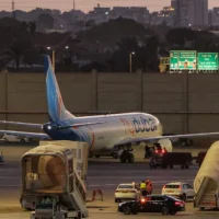 Un Boeing 737 MAX 8 de la compagnie flydubai sur le tarmac après son atterrissage, à l'aéroport Ben Gurion, en Israël, le 30 septembre 2026. (Crédit : Jack Guez/AFP)