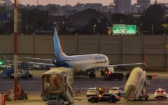 Un Boeing 737 MAX 8 de la compagnie flydubai sur le tarmac après son atterrissage, à l'aéroport Ben Gurion, en Israël, le 30 septembre 2026. (Crédit : Jack Guez/AFP)