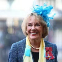 La journaliste britannique Esther Rantzen arrive à un office d’action de grâce en hommage à la vie et à l’œuvre de la chanteuse britannique Dame Vera Lynn, à l’abbaye de Westminster, dans le centre de Londres, le 21 mars 2022. (Crédit : Hollie Adams/AFP)