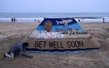Une œuvre sculptée dans le sable par l'artiste indien Sudarsan Pattnaik représente le pilote indien Smit Machchhar, commandant de bord du vol FZ 1073 de flydubai, sur une plage de la ville de Puri, dans l'État d'Odisha, le 1er octobre 2026. (Crédit : AFP)