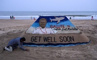 Une œuvre sculptée dans le sable par l'artiste indien Sudarsan Pattnaik représente le pilote indien Smit Machchhar, commandant de bord du vol FZ 1073 de flydubai, sur une plage de la ville de Puri, dans l'État d'Odisha, le 1er octobre 2026. (Crédit : AFP)