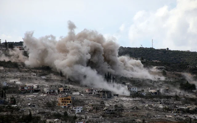 Photo d'illustration : cette image prise depuis le village de Hanniyeh, dans le sud du Liban, montre de la fumée s'élevant du site d'une explosion contrôlée par Israël dans le village voisin d'al-Mansouri, le 1er octobre 2026. (Crédit: Kawant Haju/AFP) Photo d'illustration : cette image prise depuis le village de Hanniyeh, dans le sud du Liban, montre de la fumée s'élevant du site d'une explosion contrôlée par Israël dans le village voisin d'al-Mansouri, le 1er octobre 2026. (Crédit: Kawant Haju/AFP)