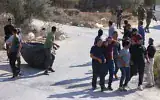 Des Palestiniens courent pour se mettre à l'abri après avoir été attaqués, selon des informations, par des résidents d'implantations israéliens et des soldats alors qu'ils cueillaient des olives dans le village de Beita, au sud de Naplouse, en Cisjordanie, le 2 octobre 2026. (JAAFAR ASHTIYEH/AFP)