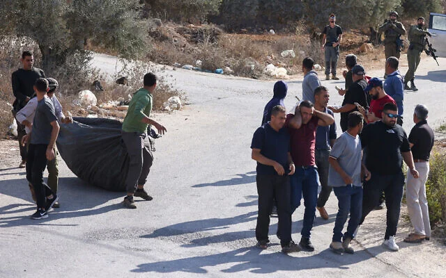 Des Palestiniens courent pour se mettre à l'abri après avoir été attaqués, selon des informations, par des résidents d'implantations israéliens et des soldats alors qu'ils cueillaient des olives dans le village de Beita, au sud de Naplouse, en Cisjordanie, le 2 octobre 2026. (JAAFAR ASHTIYEH/AFP)