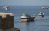 Des navires à l'ancre au large de Khasab, dans la province d'Al-Musandam, à Oman, près du détroit d'Ormuz, le 2 octobre 2026. (Crédit : AFP)