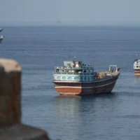 Des navires à l'ancre au large de Khasab, dans la province d'Al-Musandam, à Oman, près du détroit d'Ormuz, le 2 octobre 2026. (Crédit : AFP)