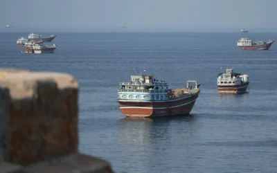 Des navires à l'ancre au large de Khasab, dans la province d'Al-Musandam, à Oman, près du détroit d'Ormuz, le 2 octobre 2026. (Crédit : AFP)
