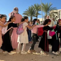 Des enfants déplacés de la bande de Gaza faisant la queue pour se rendre dans une école palestinienne de la ville égyptienne d'El-Arish, près de la frontière avec la bande de Gaza, le 1ᵉʳ octobre 2026. (Crédit : Amr Ahmed/AFP)