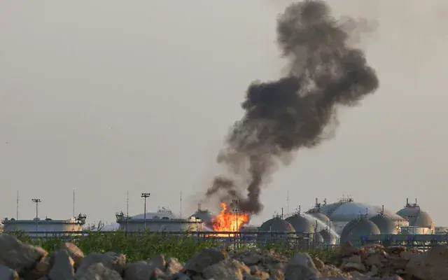 Des flammes s'élèvent dans une installation appartenant au géant pétrolier saoudien Aramco, au sud de Ryad, le 3 octobre 2026. (AFP) Des flammes s'élèvent dans une installation appartenant au géant pétrolier saoudien Aramco, au sud de Ryad, le 3 octobre 2026. (AFP)