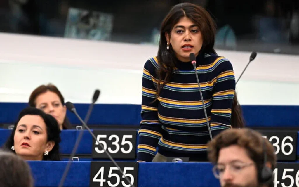 Rima Hassan, députée LFI franco-syrienne au Parlement européen, prenant la parole lors d'une séance au Parlement européen, à Strasbourg, le 6 octobre 2026. (Crédit : Jean-Christophe Verhaegen/AFP)