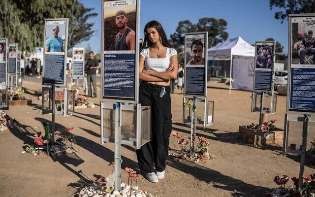 Une femme se tient devant le mémorial dédié aux victimes des attaques du Hamas de 2023, sur le site du festival Nova à Reïm, dans le sud d'Israël, le 7 octobre 2026. (Crédit : JOHN WESSELS/AFP)