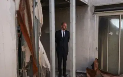 Le ministre français des Affaires étrangères, Jean-Noël Barrot, visitant un bâtiment endommagé lors du pogrom perpétré par le groupe terroriste palestinien du Hamas le 7 octobre 2023, au kibboutz Beeri, le 7 octobre 2026. (Crédit : Ilia Yefimovich/AFP)