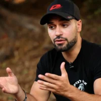 Mordechaï David, agitateur de droite, s'exprimant lors d'un entretien accordé à l'AFP, à Bnei Brak, le 3 septembre 2026. (Crédit : Jack Guez/AFP)