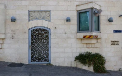 L'entrée réservée aux visiteurs du consulat britannique à Jérusalem-Est après le retrait des panneaux, le 8 octobre 2026. (Crédit : John Wessels/AFP)