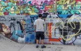Un adolescent israélien réalisaant un graffiti dans un skatepark, à Tel Aviv, le 29 septembre 2026. (Crédit : Ilia Yefimovich/AFP)