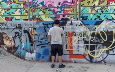 Un adolescent israélien réalisaant un graffiti dans un skatepark, à Tel Aviv, le 29 septembre 2026. (Crédit : Ilia Yefimovich/AFP)