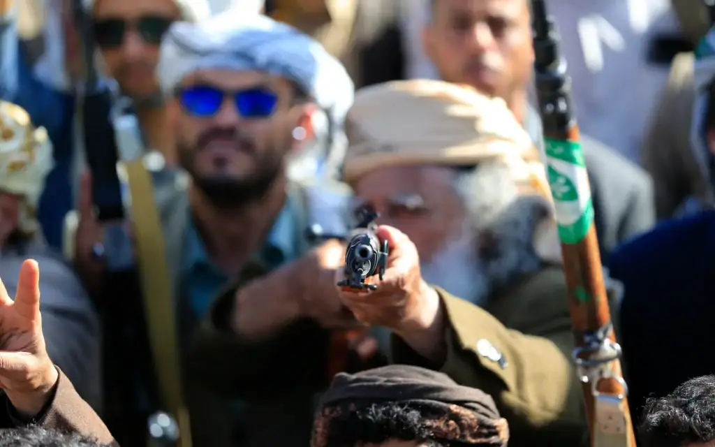 Des partisans des terroristes houthis du Yémen, soutenus par l'Iran, se rassemblent pour manifester leur soutien au groupe terroriste, à Sanaa, la capitale yéménite contrôlée par les Houthis, le 9 octobre 2026. (Crédit : Mohammed Huwais/AFP)