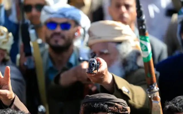 Des partisans des terroristes houthis du Yémen, soutenus par l'Iran, se rassemblent pour manifester leur soutien au groupe terroriste, à Sanaa, la capitale yéménite contrôlée par les Houthis, le 9 octobre 2026. (Crédit : Mohammed Huwais/AFP)