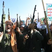 Des partisans des autorités houthies brandissent leurs armes lors d'une manifestation contre l'intervention saoudienne au Yémen, à Sanaa, le 9 octobre 2026. (Mohammed HUWAIS/AFP)