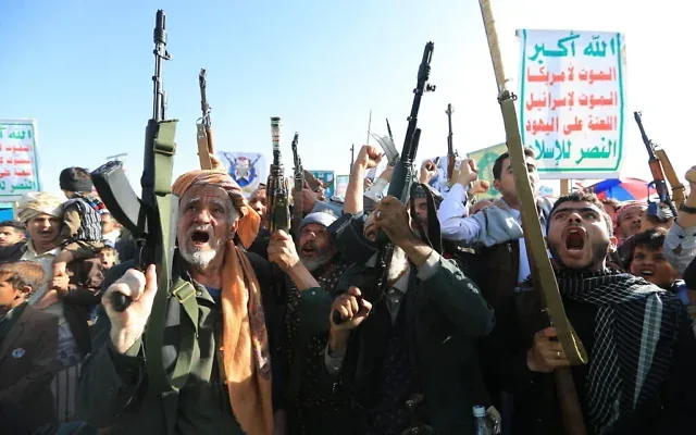 Des partisans des autorités houthies brandissent leurs armes lors d'une manifestation contre l'intervention saoudienne au Yémen, à Sanaa, le 9 octobre 2026. (Mohammed HUWAIS/AFP)