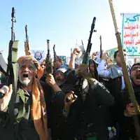 Des partisans des terroristes houthis brandissant leurs armes lors d’une manifestation contre l’intervention saoudienne, à Sanaa, au Yémen,  le 9 octobre 2026. (Crédit : Mohammed Huwais/AFP)