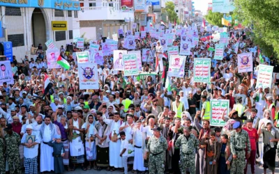 Des partisans des autorités houthistes brandissent des pancartes et scandent des slogans lors d'une manifestation contre l'intervention saoudienne au Yémen, dans la ville de Hodeida, le 9 octobre 2026. (Crédit: Zayed Al-Waqidi/AFP)