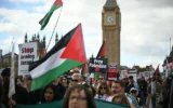 Des manifestants traversant le pont de Westminster lors d'une marche anti-Israël organisée par la « Palestine Solidarity Campaign », dans le centre-ville de Londres, le 10 octobre 2026. (Crédit : Justin Tallis/AFP)