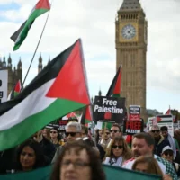 Des manifestants traversant le pont de Westminster lors d'une marche anti-Israël organisée par la « Palestine Solidarity Campaign », dans le centre-ville de Londres, le 10 octobre 2026. (Crédit : Justin Tallis/AFP)