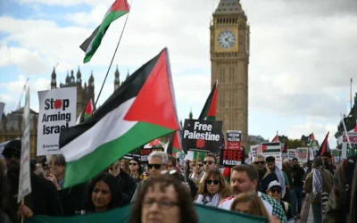 Des manifestants traversant le pont de Westminster lors d'une marche anti-Israël organisée par la « Palestine Solidarity Campaign », dans le centre-ville de Londres, le 10 octobre 2026. (Crédit : Justin Tallis/AFP)