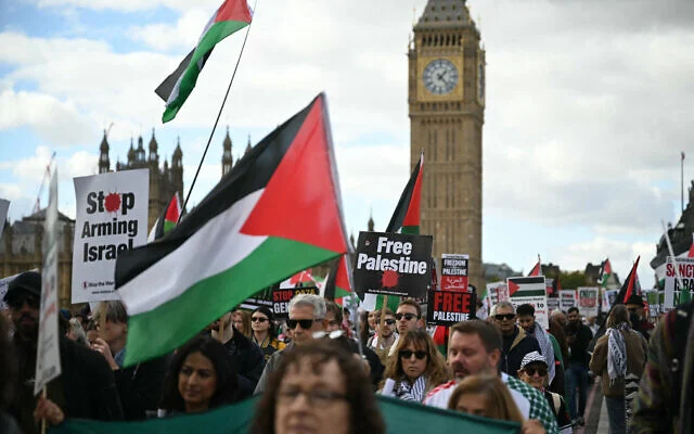 Des manifestants traversant le pont de Westminster lors d'une marche anti-Israël organisée par la « Palestine Solidarity Campaign », dans le centre-ville de Londres, le 10 octobre 2026. (Crédit : Justin Tallis/AFP)