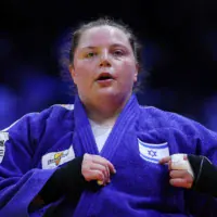 L'Israélienne Raz Hershko réagissant après avoir remporté la médaille de bronze dans la catégorie féminine des plus de 78 kg lors des Championnats du monde de judo, à Bakou, en Azerbaïdjan, le 10 octobre 2026. (Crédit: Anne-Christine Poujoulat/AFP)
