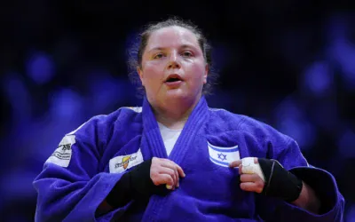 L'Israélienne Raz Hershko réagissant après avoir remporté la médaille de bronze dans la catégorie féminine des plus de 78 kg lors des Championnats du monde de judo, à Bakou, en Azerbaïdjan, le 10 octobre 2026. (Crédit: Anne-Christine Poujoulat/AFP)