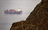 Le navire porte-conteneurs chinois Hui Fa transite dans le golfe d’Oman au large des côtes de Khor Fakkan, dans l’émirat de Sharjah, à l’est des Émirats arabes unis, le 13 octobre 2026 (AFP)