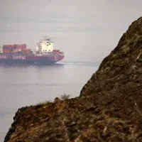 Le navire porte-conteneurs chinois Hui Fa transite dans le golfe d’Oman au large des côtes de Khor Fakkan, dans l’émirat de Sharjah, à l’est des Émirats arabes unis, le 13 octobre 2026 (AFP)