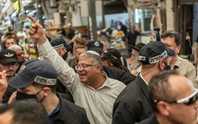 Le ministre de la Sécurité intérieure, Itamar Ben Gvir, au centre, parcourt le marché de Ramle le 14 octobre 2026. (Ilia YEFIMOVICH/AFP)