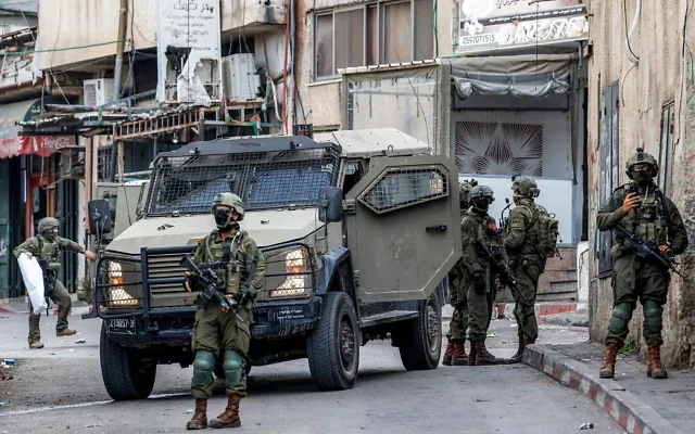 Des soldats de l’armée israélienne se déploient lors d’une opération militaire dans le camp de réfugiés palestiniens de Jalazun, au nord de Ramallah, en Cisjordanie, le 14 octobre 2026. (Crédit : Zain JAAFAR/AFP)