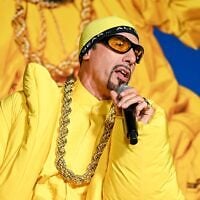 L'acteur et humoriste anglais Sacha Baron Cohen, déguisé en Ali G, son personnage fictif et satirique, assiste à la première du film « Ali G : Who Iz I ? » des studios Amazon MGM, qui s'est déroulée le 14 octobre 2026 à l'American Legion Post 43 d'Hollywood, à Los Angeles. (Katie Flores/AFP)