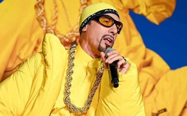 L'acteur et humoriste anglais Sacha Baron Cohen, déguisé en Ali G, son personnage fictif et satirique, assiste à la première du film « Ali G : Who Iz I ? » des studios Amazon MGM, qui s'est déroulée le 14 octobre 2026 à l'American Legion Post 43 d'Hollywood, à Los Angeles. (Katie Flores/AFP)