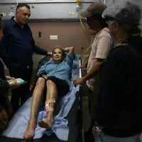 La photojournaliste américaine Heidi Levine, agressée par des résidents d’implantations israéliennes alors qu’elle photographiait des agriculteurs palestiniens récoltant leurs olives dans le village d’Abu Falah, reçoit des soins sur un brancard aux urgences de l’hôpital public de Ramallah, le 16 octobre 2026. (Crédit : Ahmad Gharabli/AFP)