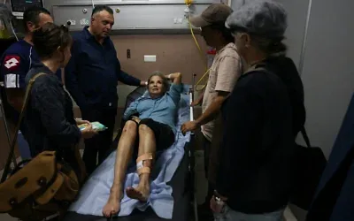 La photojournaliste américaine Heidi Levine, agressée par des résidents d’implantations israéliennes alors qu’elle photographiait des agriculteurs palestiniens récoltant leurs olives dans le village d’Abu Falah, reçoit des soins sur un brancard aux urgences de l’hôpital public de Ramallah, le 16 octobre 2026. (Crédit : Ahmad Gharabli/AFP)