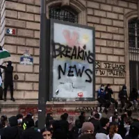 Un émeutier masqué brandissant un drapeau palestinien au milieu d'une manifestation contre le « coût élevé de la vie », à Paris, le 17 octobre 2026, dans un contexte de troubles nationaux en France. (Crédit : Kiran Ridley/AFP)