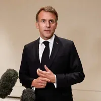 Le président français Emmanuel Macron s'adressant aux journalistes le jour du 9ᵉ sommet annuel des fonds souverains « One Planet » (OPSWF), à Lusail, le 21 octobre 2026. (Crédit : Benoît Tessier/POOL/AFP)