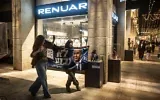 De jeunes partisans du Premier ministre Benjamin Netanyahu posant devant une affiche de campagne à Jérusalem, le 21 octobre 2026, quelques jours avant les élections législatives israéliennes. (Crédit : Jewel Samad/AFP)