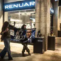 De jeunes partisans du Premier ministre Benjamin Netanyahu posant devant une affiche de campagne à Jérusalem, le 21 octobre 2026, quelques jours avant les élections législatives israéliennes. (Crédit : Jewel Samad/AFP)
