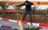 L’un des deux terroristes palestiniens échangeant des tirs avec des soldats israéliens après une attaque à un poste de contrôle près de Hébron, en Cisjordanie, le 23 octobre 2026. (Crédit : Hazem Bader/AFP)