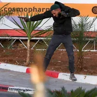 L’un des deux terroristes palestiniens échangeant des tirs avec des soldats israéliens après une attaque à un poste de contrôle près de Hébron, en Cisjordanie, le 23 octobre 2026. (Crédit : Hazem Bader/AFP)