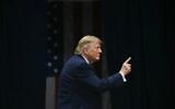 Le président américain Donald Trump salue la foule après avoir pris la parole lors d'un meeting électoral à l'Alico Arena de la Florida Gulf Coast University, à Fort Myers, en Floride, le 23 octobre 2026. (Crédit : Brendan SMIALOWSKI/AFP)
