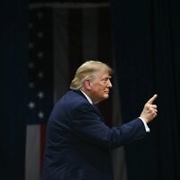 Le président américain Donald Trump salue la foule après avoir pris la parole lors d'un meeting électoral à l'Alico Arena de la Florida Gulf Coast University, à Fort Myers, en Floride, le 23 octobre 2026. (Crédit : Brendan SMIALOWSKI/AFP)
